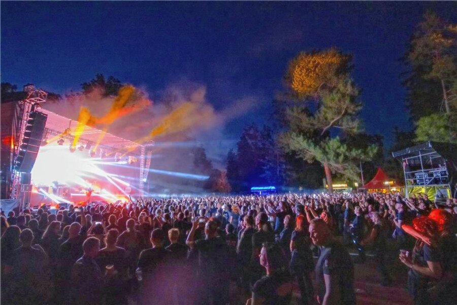 Was geht ab im Glauchauer Gründelpark? - Rund 1000 Fans kamen vergangenes Jahr zum Konzert von "Project Pitchfork".