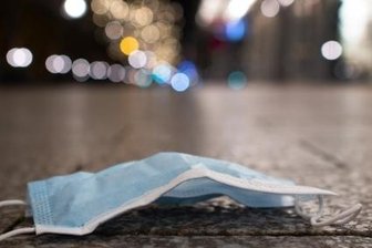 Was geschieht mit dem Coronamüll? - In der Umwelt herumliegende Corona-Schutzmasken sind in Deutschland zu einem alltäglichen Bild geworden. Speziell die Haltegummis können dabei für Vögel zu einer gefährlichen Falle werden. 
