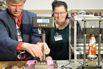 Was haben Schokolade und Stahl gemeinsam? Legendäre Weihnachtsvorlesung an TU Freiberg schafft Klarheit - Prof. Matthias Kröger und Prof. Yvonne Joseph bei ihren Experimenten mit Schokolade.