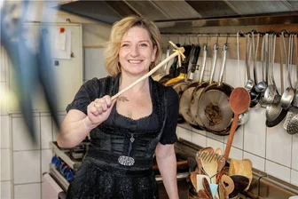 Was haben Sie in dr Kich? Wir suchen das Mundartwort 2023 - Angelique Fleischer, die Wirtin der Bergschmiede in Frohnau auf dem Schreckenberg, hat für die Suche nach dem Mundartwort 2023 zum Thema Küchenutensilien gern einen Blick in die Küche der Gaststätte gewährt. 