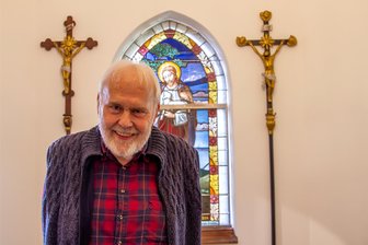 Was haben Sie mit erzgebirgischer Weihnachtstradition am Hut, Herr Emmerlich? - Gunther Emmerlich bei einer Benefizveranstaltung im erzgebirgischen Niederwürschnitz.