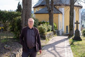 Was hält den Glauben im Erzgebirge lebendig – und wie lange noch? - Pfarrer Poppitz vor der Kirche in Stützengrün.