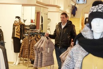 Was Händler im Landkreis Zwickau von der 2G-Regel halten - Marcus Dehmer vom Damenmodegeschäft Meyer in Zwickau bietet eine breite Palette an Winterbekleidung an. Ab Montag engt sich sein Kundenkreis wegen der 2G-Regel allerdings ein.
