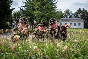 Was Hanna und Lukas bei der Bundeswehr in Frankenberg erlebten - An einer der Stationen beim Camp 37 übten Jugendliche das Schätzen von Entfernungen und den Umgang mit Karte und Kompass.
