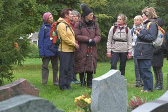 „Was Hape Kerkeling bewirkt hat, ist unglaublich“: Eine besondere Pilgertour durch Freiberg - An der Bergmannskirche St. Anna in Tuttendorf halten die Teilnehmer der Bergbau-Pilgertour für einen kurzen Impuls von Pilgerbegleiterin Heike Strauß (2.v.l.).