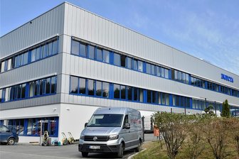 Was hat Klingenthal dieses Jahr schon geschafft? - Das Klingenthaler Gewerbegebiet an der Falkensteiner Straße soll erweitert werden. Auch der Kanülen-Hersteller Injecta, der 2020 eine neue Produktionshalle (Foto) eingeweihte, hat daran Interesse. 