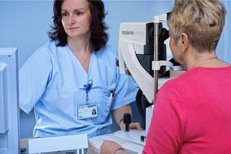 Was hilft bei einer Makuladegeneration? - Die Netzhautmessung beim Augenarzt ist eine Möglichkeit, die Makuladegeneration zu erkennen.