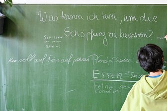 Was hilft: Geld für Bildung und Integration oder aufs Elternkonto? - Die Frage spaltet: Was bewahrt Kinder vor Armut, Geld auf das Konto der Eltern oder Investitionen in Sprachförderung, Intergration oder die Beschäftigungsmöglichkeiten der Eltern?