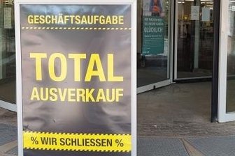 Was hinter dem Ausverkauf bei K & L steckt - Ein Werbeschild macht auf den Ausverkauf aufmerksam.