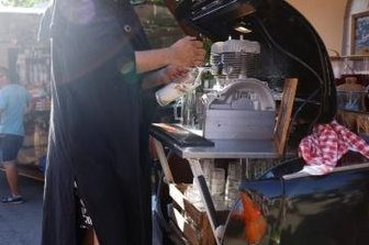 Was hinter dem Trabi 500 auf der Kät steckt - Kät-Hingucker: Tim Zitzkat mit seinem Trabi 500. 