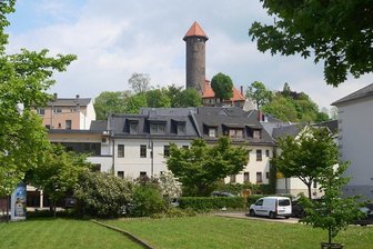 Was hinter den Biomarkt-Plänen für Auerbachs City steckt - Auf dieser Fläche zwischen Talstraße und Göltzsch soll ein Geschäftshaus errichtet werden. Der Bau muss innerhalb der nächsten zwei Jahre starten, sonst fällt das Areal zurück an die Kommune.