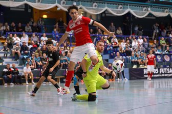 Was Hohenstein-Ernstthal im ewigen Futsal-Duell mit Regensburg erwartet - Nationalspieler Kim Herterich (vorn) kam im vergangenen Sommer von Jahn Regensburg zu HOT 05 Futsal.