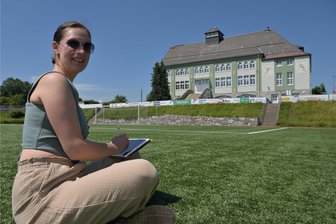 Was im Thalheimer Wimmelbuch zu sehen sein soll - Die Grafikerin und Illustratorin Sarah Pilz illustriert das Thalheimer Wimmelbuch – auch vom Sportlerheim hat sie sich Skizzen angefertigt.