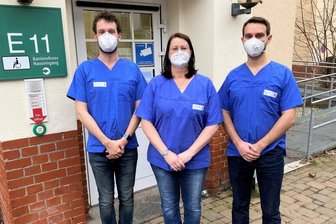 Was impfende Hausärzte in Chemnitz erleben - Dr. Felix Walther. Dr. Anja Hofmann und Adrian Angelescu (von links) vor der Impfstelle im Küchwald-Krankenhaus. Dort boten die Hausärzte am Samstag Beratungsgespräche für Unentschlossene an. 