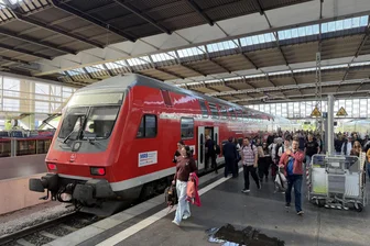 Was in Chemnitz in dieser Woche wichtig war – für Skater, Erdbeer-Pflücker und Bahnfahrer - Der letzte rote Doppelstockzug aus Leipzig fuhr am Donnerstag um 18.30 Uhr im Chemnitzer Hauptbahnhof ein.