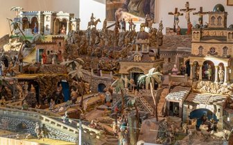 Was in Falkenstein erneut verborgen bleibt - Den Weihnachts- oder Krippenberg im orientalischen Stil schuf Louis Bley in den Jahren 1904 bis 1914. Darauf sind viele Szenen der biblischen Weihnachtsgeschichte kunstfertig geschnitzt und teils beweglich gestaltet festgehalten.