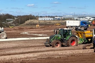 Was in Frankenberg aus dem Boden gestampft wird - Mit schwerer Technik wird derzeit der Boden für das neue Betriebsgelände der ELA Container GmbH im Industriegebiet Dittersbach vorbereitet. Im Hintergrund die Autobahn A 4.