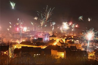 Was in Frankenberg und Umgebung zum Jahreswechsel geboten wird - So hatte Hainichen das Jahr 2020 begrüßt: Der Blick von der Camera obscura auf dem Rahmenberg zeigt das Feuerwerk über der Gellertstadt.