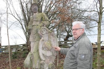 Was in Gablenz erreicht wurde: Heimatverein wird 30 Jahre alt - Andreas Molder ist im Vorstand des Gablenzer Heimatvereins tätig. Er zeigt die Rittergutsfigur "Minerva", die einst mit Helfern aus dem Ort von Schlosspark Blankenhain nach Gablenz überführt wurde.