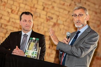 Was Innenminister Schuster zur Sicherheitslage in Plauen sagt - Der Plauener CDU-Fraktionschef Jörg Schmidt hat Innenminister Armin Schuster (CDU) nach Plauen eingeladen. Das Gesprächsformat "Handfest" nutzt Schmidt für den Wahlkampf. Er will in den Landtag. 