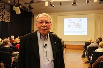 Was Israel mit Zwickau verbindet: Alt-OB Eichhorn unterhält mit Vortrag, Klavierspiel und Gesang - Am Revers ein goldener Löwe, das Ehrenzeichen von Jerusalem. Das hat er bei einem Besuch in Israel von Ehud Olmert, damals Bürgermeister von Jerusalem und später Ministerpräsident des Landes, überreicht bekommen.
