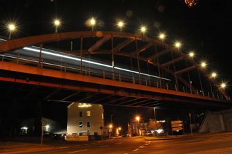 Was ist aus dem Klingenthaler Lichterbogen-Fest geworden? - Die Eisenbahnbrücke in Klingenthal als Sachsens größter Lichterbogen.