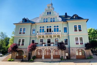 „Was ist bloß los in unserem Dorf?“ Gemeinderat in Schönheide tagt nur wenige Minuten - Nach wenigen Minuten war am Dienstagfrüh die außerordentliche Sitzung des Gemeinderats beendet. Eine Farce, wie einige Teilnehmer enttäuscht feststellten.