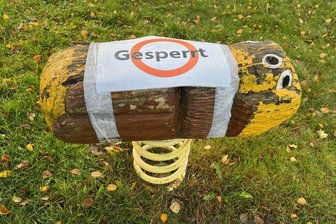 Was ist da los? Alle Wipptiere auf Spielplatz im Vogtland gesperrt - Ausgewippt: Die Federspiel-Elemente auf dem Spielplatz in Eubabrunn sind sämtlich gesperrt.