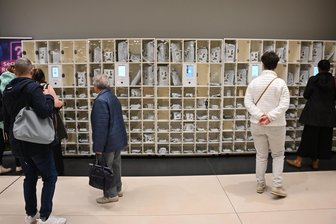 Was ist da nur drin? Neuer Retouren-Automat in Chemnitz sorgt für Gesprächsstoff - Die geheimnisvollen Fächer in der Galerie Roter Turm ziehen viele Neugierige an.