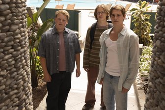 Was ist das für ein Heulen?: „Die drei ???“ mit einem neuen Film im Kino. Und es kehrt ein bekannter Graf zurück. - Justus Jonas (Julius Weckauf), Bob Andrews (Levi Brandl) und Peter Shaw (Nevio Wendt, von links) in einer Szene des Kinderfilms „Die drei ??? und der Karpatenhund“.