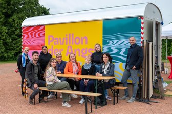 „Was ist deine größte Angst?“– Wie ein Chemnitzer Bauwagen den Mut zur Konfrontation weckt - Der „Pavillon der Angst“ startete seine Tour im Juni im Bürgerpark Gablenz. Hauptaugenmerk soll unter anderem der Austausch mit anderen Menschen sein.