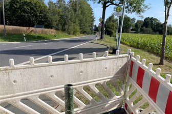Was ist denn da los? Bushaltestellen in der Gemeinde Tirpersdorf abgesperrt - Abgesperrt: Die Bushaltestelle in Obermarxgrün am Abzweig nach Altmannsgrün.