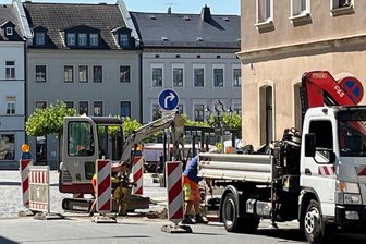 Was ist denn da los? Hauptstraße im Stadtzentrum von Oelsnitz aufgegraben - Am Dienstagnachmittag befanden sich die Bauarbeiten an der früheren Imbissgaststätte Heiße Pfanne in Oelsnitz.