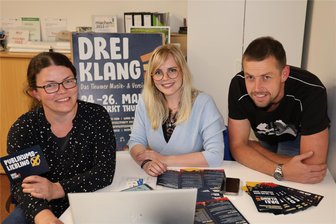 Was ist denn da los im Erzgebirge? Verein fordert Bürgermeister heraus - Maria Emmrich, Anne Reuter und René Fröhlich vom Vorstand des Jugendblasorchesters stecken in den letzten Vorbereitungen für das Fest.