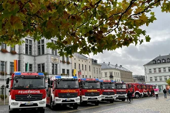Was ist denn da los? Oelsnitzer Markt voll von Feuerwehrautos - Seltenes Bild: Zehn baugleiche Feuerwehrautos HLF 20 standen am Freitagnachmittag auf dem Oelsnitzer Marktplatz.
