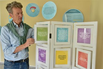 Was ist der Schlüssel zum Kinderglück? Chemnitzer Verein will mit Ausstellung sensibilisieren - Kaleb-Geschäftsführer Ernst von Heyking in einem Teil der Ausstellung „Kinder verstehen".