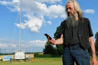 Was ist los mit dem Wolkensteiner Handynetz? - Schon im Sommer 2022 hatte Bürgermeister Wolfram Liebing so wie viele andere Wolkensteiner kaum Handynetz. Der Behelfsmast sollte die Probleme im Ort lösen. 