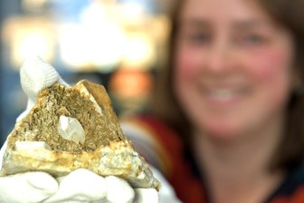 Was ist „Mansfelder Käse“?: Die Antwort gibts in einer Sonderschau an der TU Bergakademie Freiberg - Dr. Christin Kehrer mit einem Bergkristall auf Dolomit aus dem Thomas-Münzer-Schacht Mansfeld-Sangerhausen.