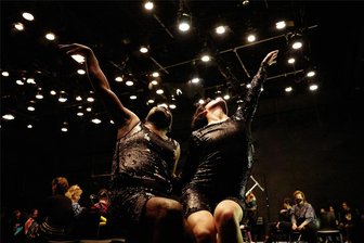 Was ist „normal“, was ist „schön“? Leipziger Tanzcompanie stellt beim Gastspiel im Erzgebirge Idealbild des Tänzers in Frage - Was ist „schön“, was ist „normal“? Diese Fragen stellen die sechs Tänzerinnen und Tänzer der Forward Dance Company Leipzig, die mit der Inszenierung „Sulle Sponde del Lago – An den Ufern des Sees“ einen kritischen und unerwartet persönlichen Blick auf das weltberühmte Ballett „Schwanensee“ freigeben.