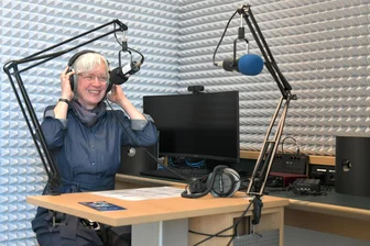 Was ist spannend an Freibergs Bibliotheken? „Freie Presse“ lüftet zehn Geheimnisse - Dr. Julia Meyer ist die neue Leiterin der Unibibliothek in Freiberg. Das Podcast-Studio gefällt ihr besonders.