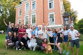 Was Jugendliche aus der Ukraine und Holland nach Oelsnitz führt - Gute Stimmung in der Vogtlandperle Oelsnitz. 30 junge Menschen aus Holland und der Ukraine trafen sich bei Prediger Theo Tolsma (rechts) in Oelsnitz für einen guten Zweck.