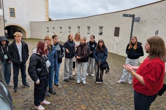 Was Jugendliche aus Rochlitz zur Brücke von Arnheim bringt - Die Gedenkstättenfahrt des Jugendladens führte die Gruppe zunächst zum Schloss Colditz.