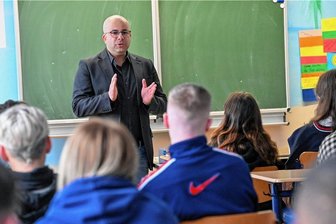 Was Jugendliche von einem Ex-Kriminellen wissen wollen - Arye Sharuz Shalicar ist zu Gast in der Annenschule und unterhält sich mit Schülern einer zehnten Klasse über seine Erfahrungen als Jugendlicher in Berlin.