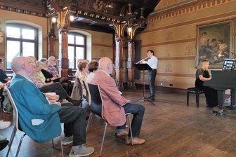Was junge Leute früher gern hörten - Das Duo Teresa Kaban (Klavier) und Henryk Błazej (Flöte) beim Konzert auf Burg Mylau. Sie spielten vor vorwiegend älterem Publikum im ersten Teil Werke, die etwas mit Kindheit und Jugend zu tun hatten. 