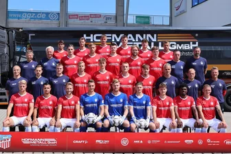 Was kann der FSV Zwickau in der neuen Saison leisten? Das Team setzt auf Ruhe und Demut - Yannic Voigt, Rene Rüther, Jonas Dittrich, Philipp Heller, Randolf Riesen, Luis Klein. Hygienebeauftragter Dr. med. Hans-Jürgen Lambrecht, Mannschaftsarzt Dr. med. Bernhard Karich, Veron Dobruna, Felix Pilger, Sonny Ziemer, Felix Schlüsselburg, Kilian Senkbeil, Mannschaftsleiter Mario Kallisch, Sportdirektor Robin Lenk. Mannschaftsarzt Dr. med. Uwe Flötgen, Teamarzt Alexander Suffeda, Physiotherapeut Benjamin Jorde, Maximilian Somnitz, Lukas Eixler, Lucas Albert, Sandro Sengersdorf, Co-Trainer Daniel Rupf, Torwarttrainer Tom Hornuff, Cheftrainer Rico Schmitt. Theo Gunnar Martens, Andrej Startsev, Mike Könnecke, Lucas Hiemann, Benjamin Leneis, Leon Asseth, Jahn Herrmann, Lloyd-Addo Kuffour, Marc-Philipp Zimmermann.