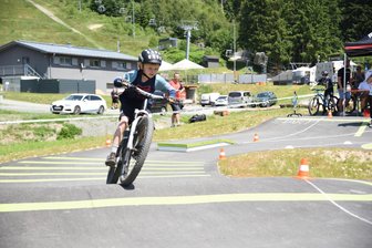 Was kann man in den Sommerferien im Vogtland unternehmen? Sieben Tipps für kleine Entdecker - In der Bike-Welt Schöneck können Kinder bei einem Pumptrack-Rennen ihr Können beweisen.