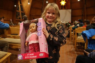 Was Katharina und Deniz zum Strahlen bringt: Große Emotionen bei vorweihnachtlicher Bescherung für Zwickauer Kinder - Bescherung des Lichthaus-Vereins in der Versöhnungskirche Zwickau-Neuplanitz: Katharina (7) freut sich über ihr Geschenk – eine Puppe.
