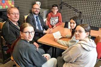 Was Kirchberg und Mülsen Sachsens Kultusminister ins Hausaufgabenheft schreiben - Kultusminister Christian Piwarz (hinten, Mitte) im Studio des Schülerradios „Seven Hills“ der Oberschule Kirchberg. Die Nachwuchsjournalisten Leonie Müller, Maria Hering und Christina Kupfer werden von Peter Kube, Fachlehrer für Physik, Mathe, Chemie und Informatik (links) betreut.