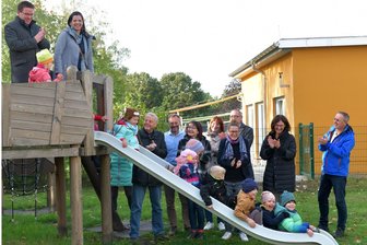 Was Kitas in Freiberg den Schwung nimmt - Die Kibu-Kindertagesstätte des Kinderschutzbundes in Freiberg-Friedeburg profitiert auch von Sponsoren. Im Oktober vorigen Jahres konnten die Mädchen und Jungen die Umsetzung eines Spielgeräts mit Rutsche feiern. Den Wiederaufbau an der Kurt-Handwerk-Straße hatten die Familie Kreller und die Lions Freiberg unterstützt.