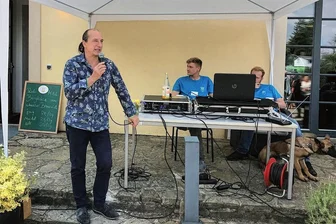 Was „König“ Peter Fitzek in Halsbrücke plant - Nach Ansicht von Peter Fitzek existiert in der Bundesrepublik ein „dummes Staatsvolk“; die meisten Bürger würden sich gar nicht für das Grundgesetz interessieren. Fitzek warb auf dem Kanzleilehngut Halsbrücke für seine „geldlose Gemeinschaft“ ohne Mieten und Steuern. Der Verfassungsschutz warnt vor Reichtsbürgern.
